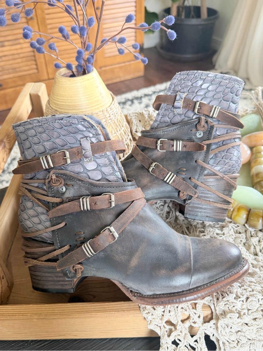 Freebird by Steven Crue Distressed Black Leather Purple Ankle Boots w/ Straps 9